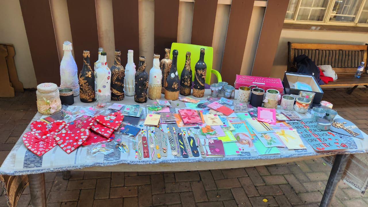 Crafts and activities table at Wondervilla